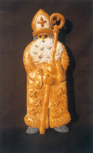 Ein Hefegebäck in Form eines Mannes mit Sternen-besetztem Mantel, Stab und Kopfbedeckung.