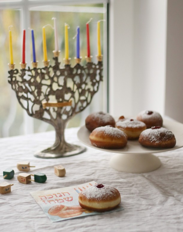 Das traditionelle jüdische Gebäck Sufgania vor einem achtarmigen Leuchter.