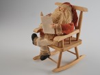Weihnachtsmannfigur, die in einem Schaukelstuhl sitzt