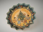 Bemalter Teller mit gewelltem Rand. Motiv: Tanzende Kinder um einen Weihnachtsbaum