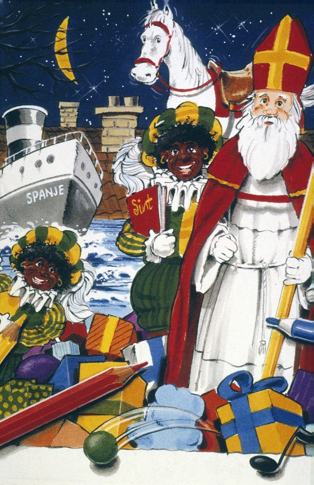 Sinterklaas und zwarte Pieten mit weißem Pferd vor einem Dampfschiff. Ringsum liegen Geschenke.