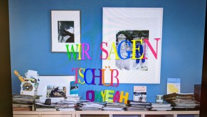 Ansicht eines Schreibtischs, darüber wird die Grafik "WIr sagen Tschüß" eingeblendet