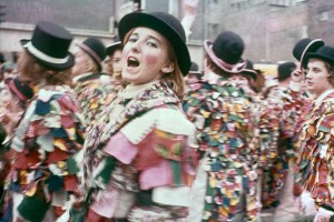 Als Lappenclown verkleidete Frauen in einem Karnevalszug