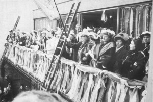 Foto: Verkleidete Frauen stehen verkleidet auf dem Balkon des Rathauses in Bonn-Beuel.