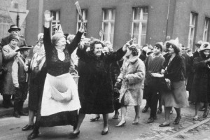 Foto: Verkleidete Frauen während des Weiberfastnachtumzuges in Bonn-Beuel. Das Bild stammt aus den 1950er oder 60er Jahren.