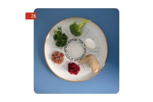 Foto: Seder-Teller mit symbolischen Speisen, die an die Befreiung der Israeliten aus Ägypten erinnern.