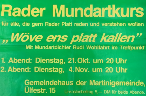 In gelber Schrift auf grünem Grund ist eine Anzeige für einen Mundartkurs in Radevormwald zu lesen.