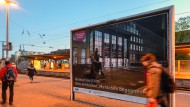 Werbeplakat für die Ausstellung auf einem Bahnhof