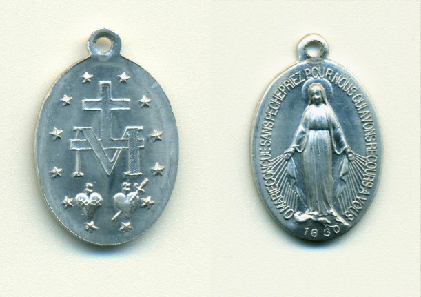 Vorder- und Rückseite der Wundertätigen Medaille (Foto: Maike Jung).