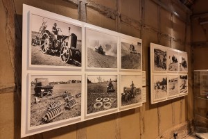 Die Schwarz-Weiß-Aufnahmen von Dr. Wolfgang Schiffer zeigen unterschiedliche Szenen aus der landwirtschaftlichen Arbeit.
