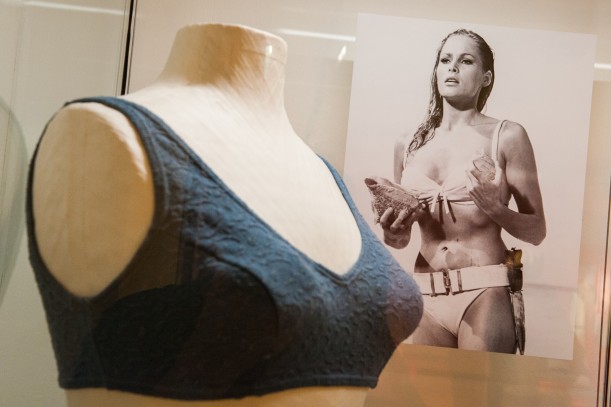 Die Schauspielerin Ursula Andress als "Bond-Girl" im legendären "Dr. No Bikini". Motiv zur Ausstellung "Mode 68 – Mini, sexy, provokant" des LVR-Industriemuseums.