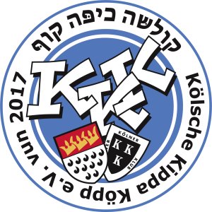 Rundes Logo mit drei Buchstaben „K“ in der Mitte, darunter das Wappen von Köln und der Wappenschild des Kleinen Kölner Klubs. Am äußeren Rand der Text: Kölsche Kippa Köpp vun 2017