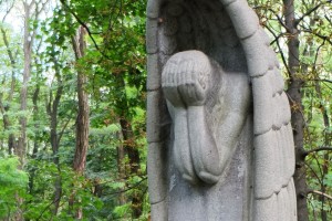 Allegorie der Trauer auf dem jüdischen Friedhof Warschau