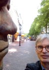 Foto: Selfie eines Mannes neben dem Kopf einer Beethovenstatue
