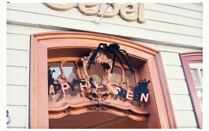 Ein Fenster ist mit dem Schriftzug „Happy Halloween“ dekoriert.