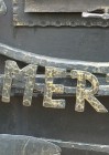 Detail eines schmiedeeisernen Hoftores: der Name Mertens