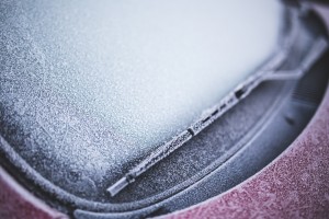 Teil einer Windschutzscheibe des Autos, die mit Frost bedeckt ist