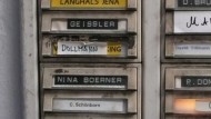 Klingelschild eines Mehrfamilienhauses mit vielen Familiennamen, unter anderem Domanski