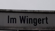 Straßenschild mit der Aufschrift Im Wingert