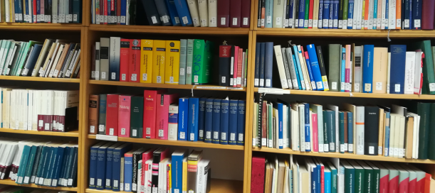 Buchregal in der Bibliothek der Sprachabteilung